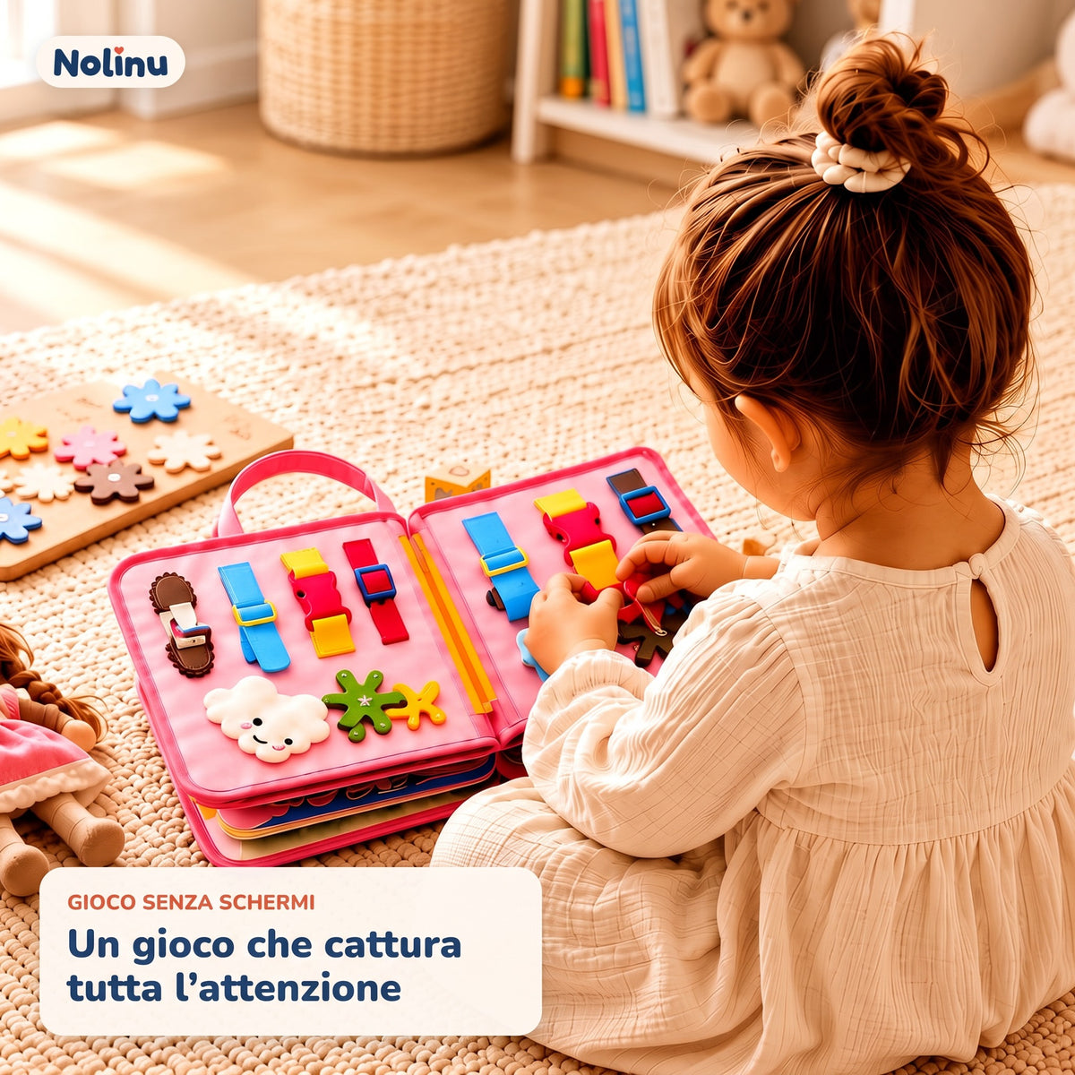 Una bimba gioca con il libro sensoriale Nolinu rosa, gioco senza schermi