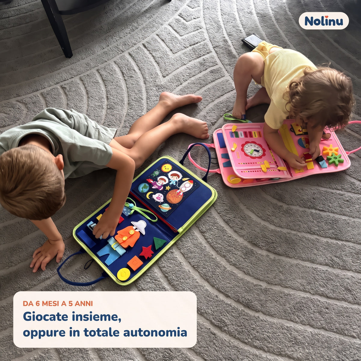Due bambini giocano con i libri sensoriali Nolinu azzurro e rosa